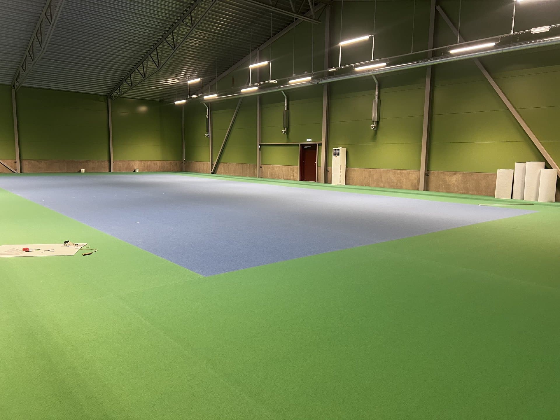 Färdig sportgolv-hall sett från annan vinkel